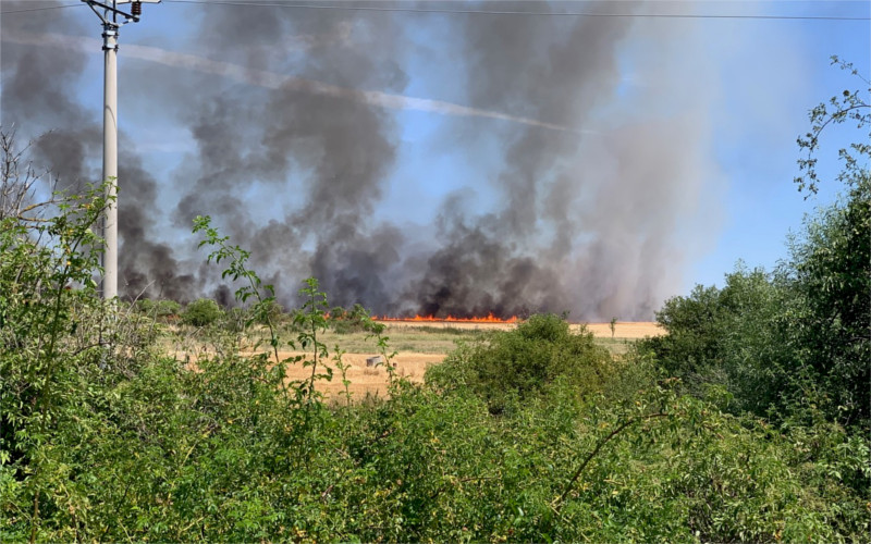 OBRAZEM: Požár u Droužkovic zapříčinil balíkovací stroj, takhle to vypadalo na místě