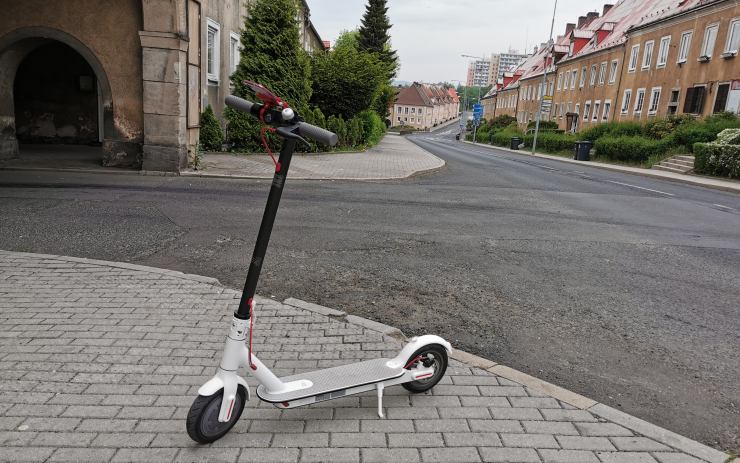 Řidič auta srazil při vyjíždění z parkoviště staršího muže na koloběžce