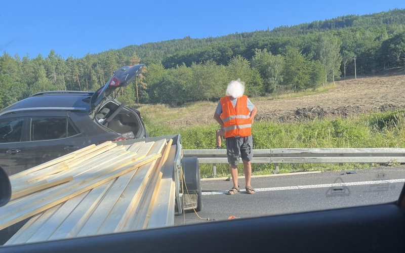 Řidič nezvládl jízdu s dlouhými prkny na přívěsném vozíku. Narazil do svodidel