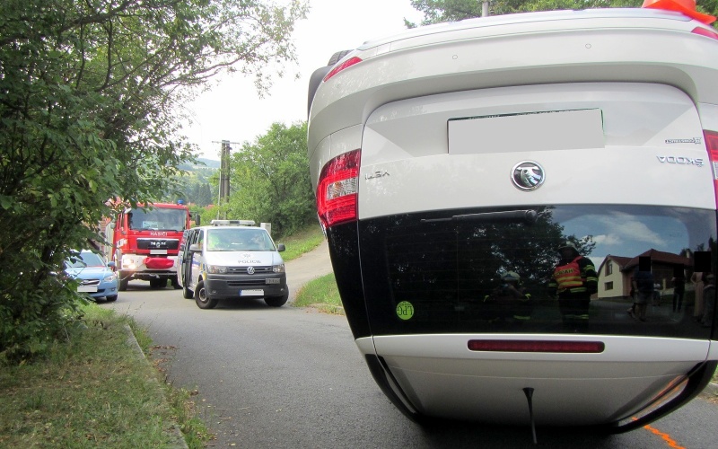 Přehled ranních nehod. Auto v horách skončilo mimo vozovku, pod Kamencovým jezerem letělo přes střechu