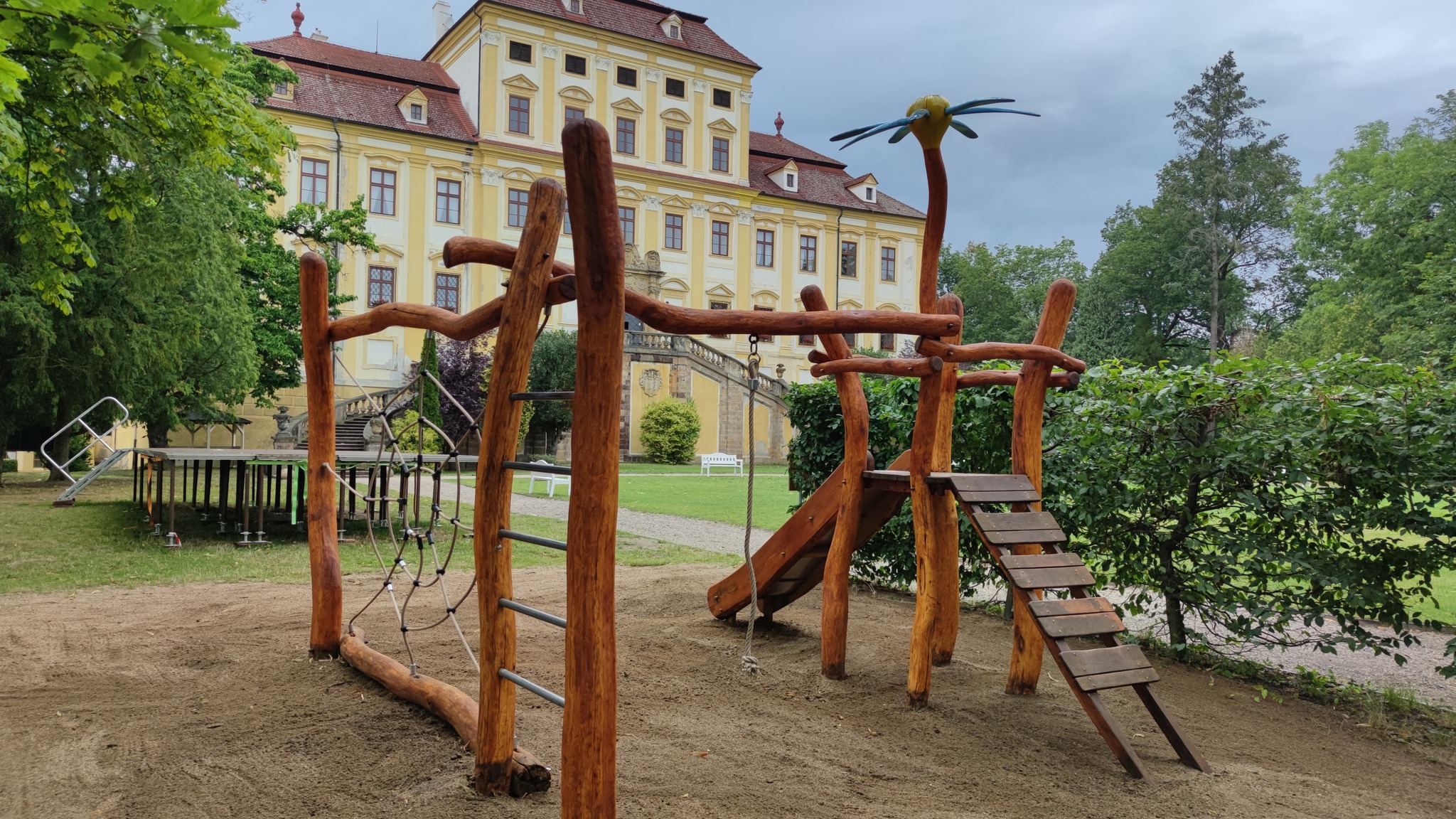 Dětské atrakce u zámku Červený Hrádek pomohli opravit i vězni ze Všehrd. 