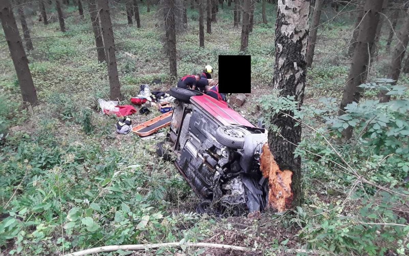 Řidička s vozem vylétla z malého srázu. Auto začalo hořet