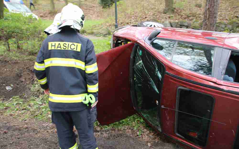 Auto skončilo na střeše. Řidič se před jízdou vydatně posilnil alkoholem