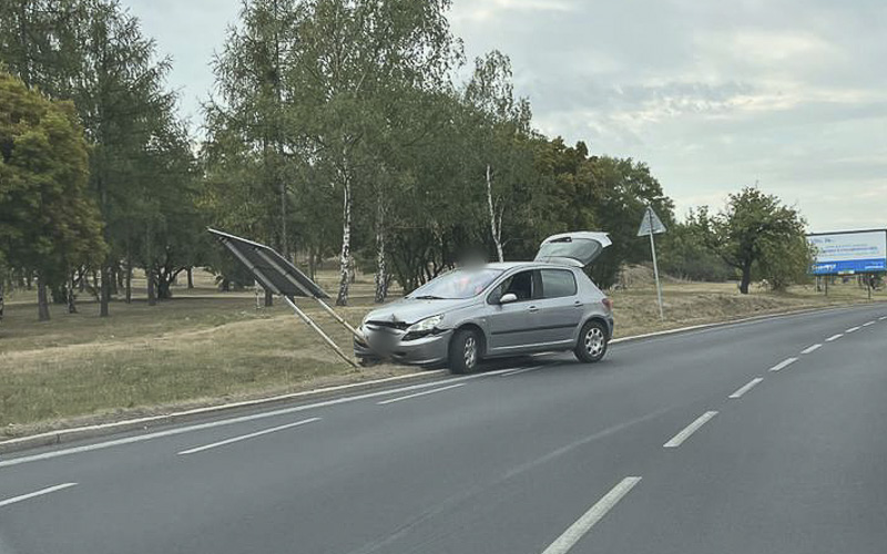 AKTUÁLNÍ NEHODY: V Mostě vůz trefil dopravní značku, pro havarovaného motorkáře spěchala záchranka 