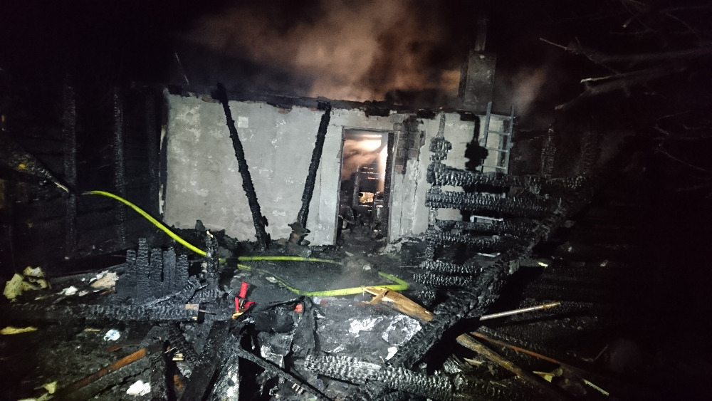 Požár zničil zahradní chatku v Sadově