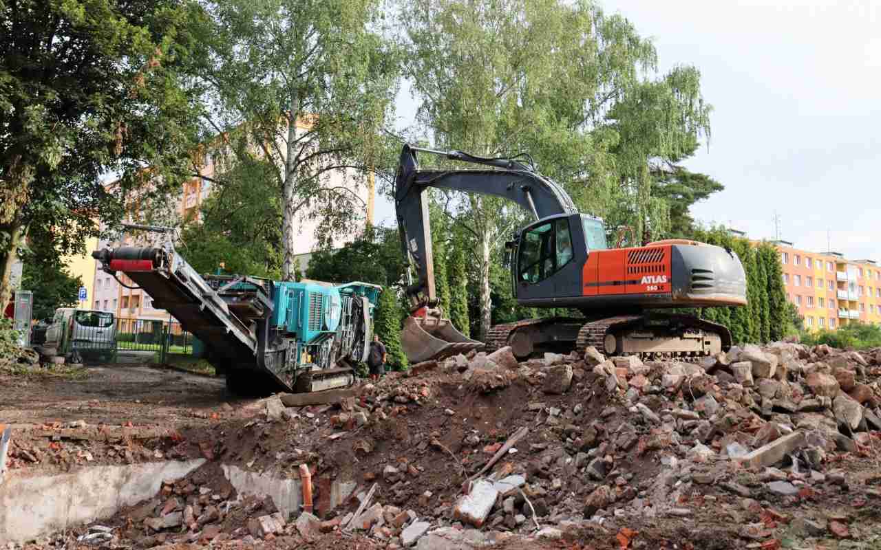 Bývalá škola v Chodově šla k zemi, nahradit ji může nová zástavba