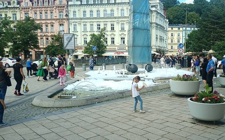 Fontána v Karlových Varech byla plná pěny. Někdo do ní zřejmě nalil saponát