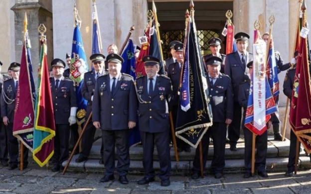 Chodov hostí setkání historických hasičských praporů. Zároveň si připomene konec 2. světové války