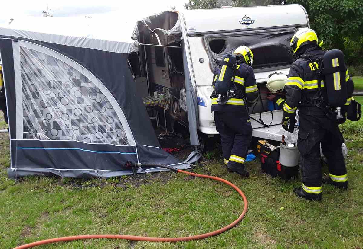 V kempu začal hořet karavan. Uvnitř byly tlakové lahve