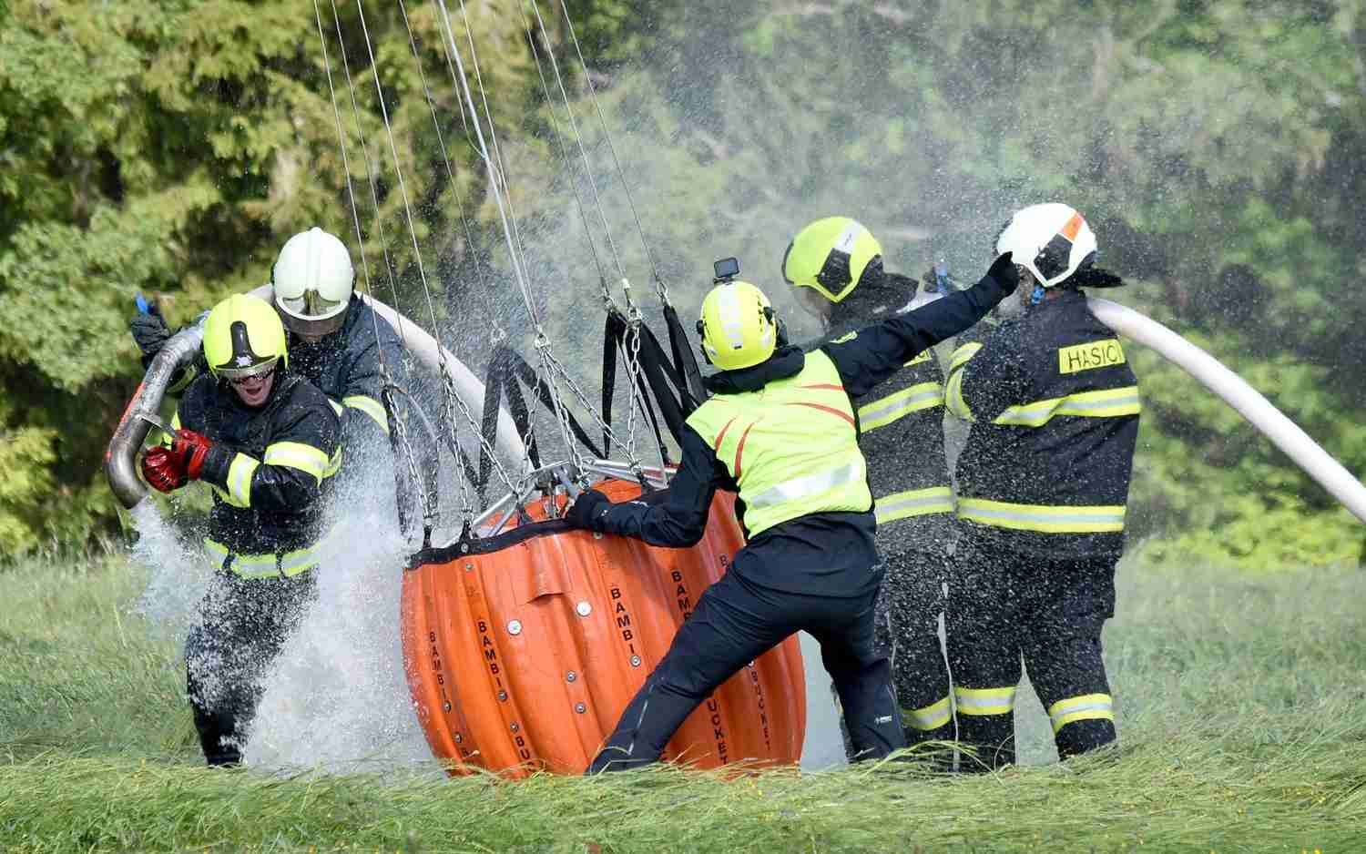 FOTO: U Bublavy hořel les. Vítr a náročný terén komplikovaly hašení 