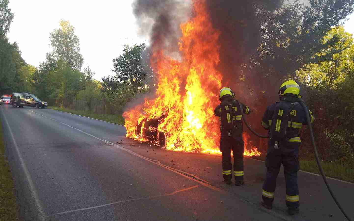 FOTO: U Tisové na Sokolovsku hořelo auto. Na vině je zřejmě technická závada