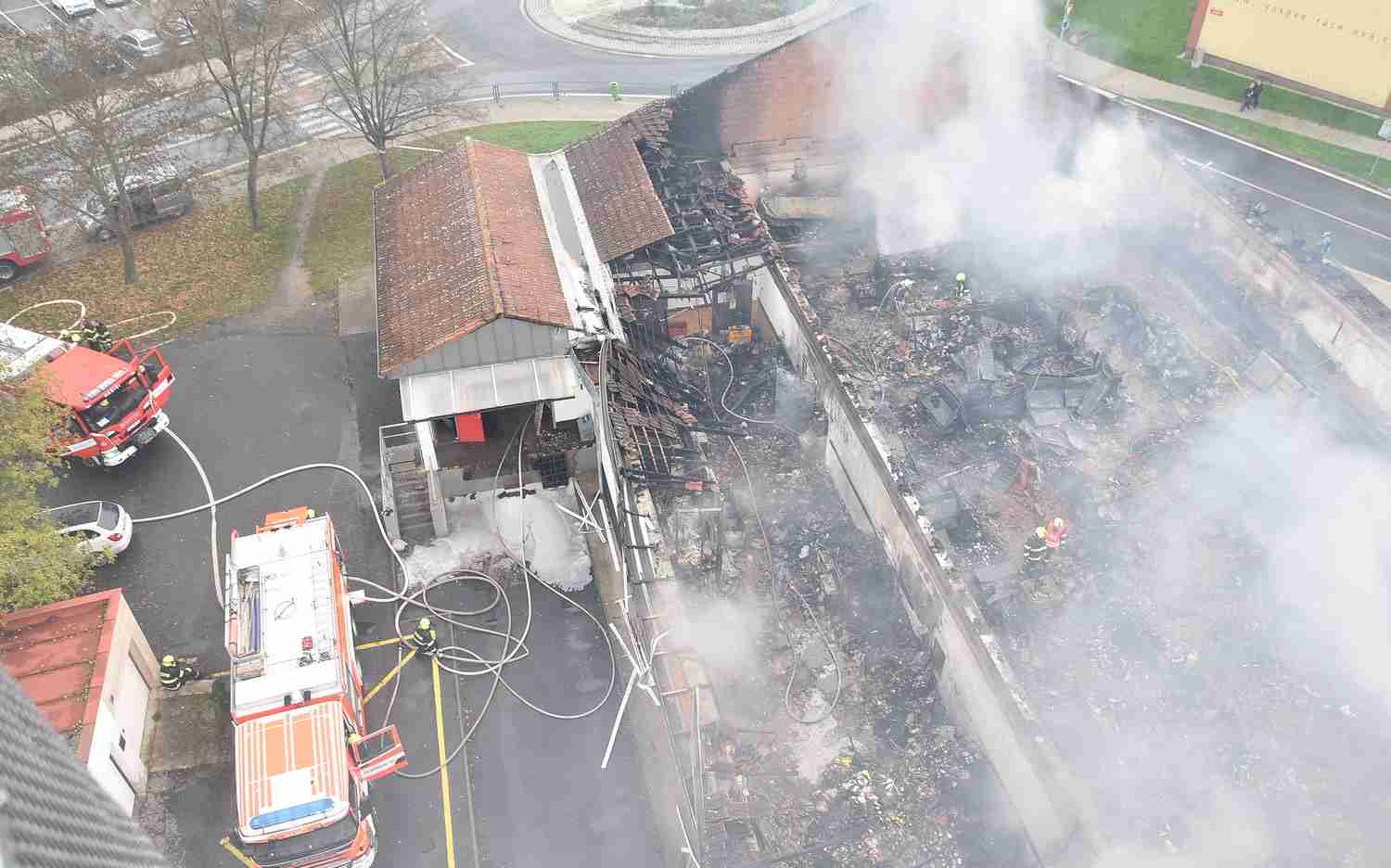 Obří požár prodejny začala vyšetřovat policie. Hasiči popsali, jak celý zásah proběhl 