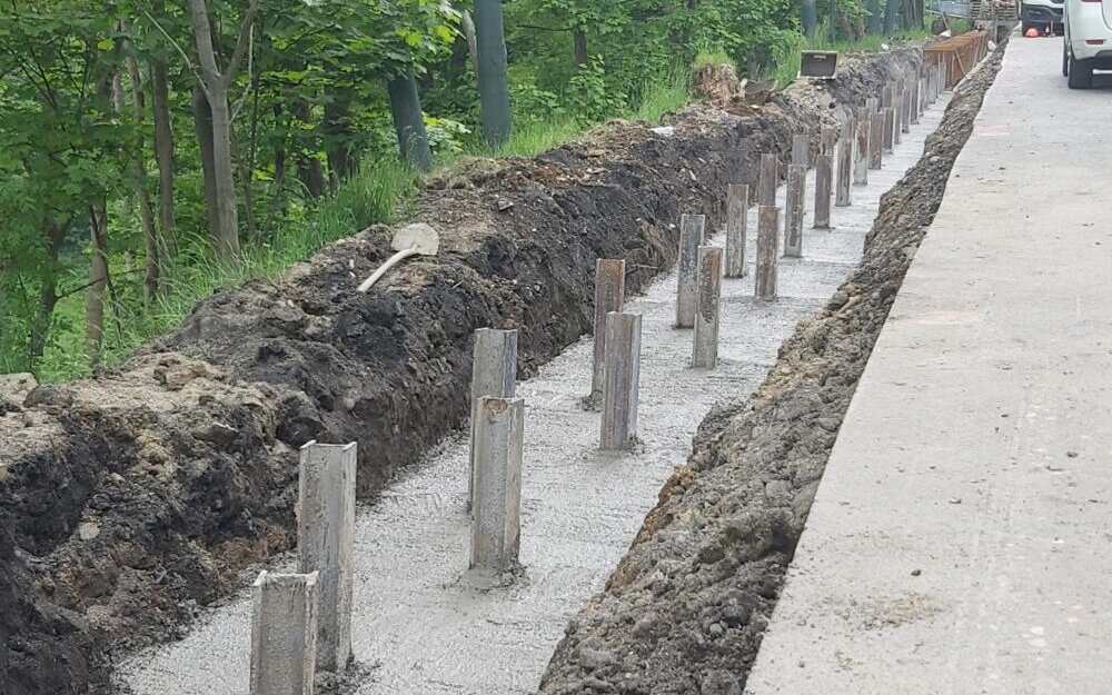 U Jáchymova silničáři pokračují ve zhotovení mikrozáporové stěny