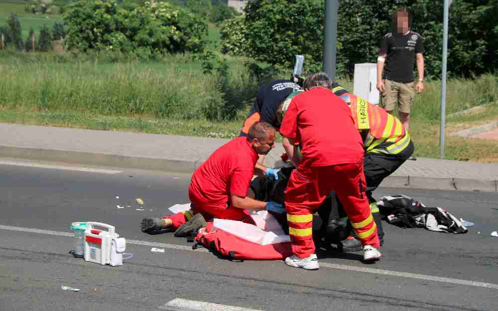 Řidič srazil v Karlových Varech chodce. Policisté hledají svědky nehody