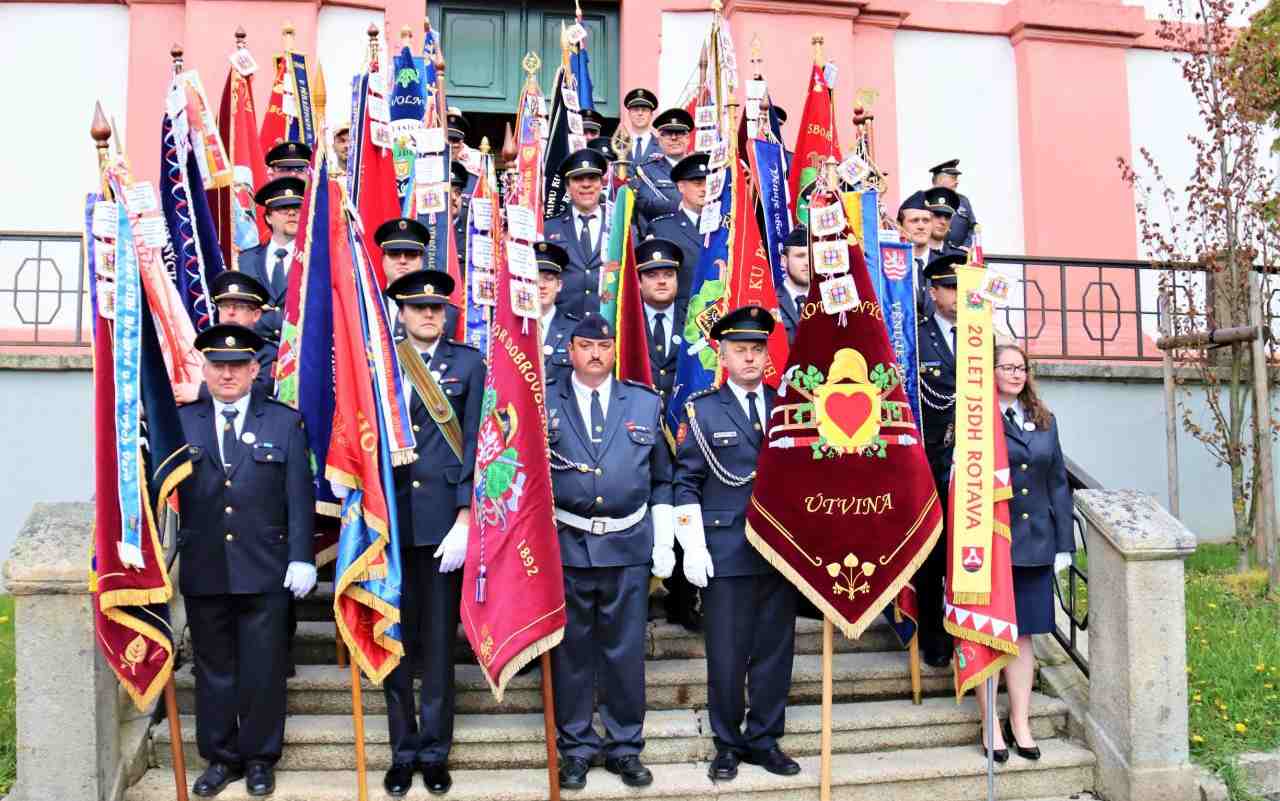 Historické hasičské prapory se představily v Chodově