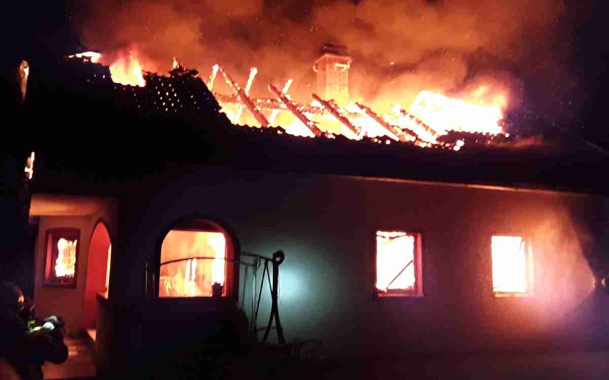 FOTO: V Okrouhlé na Chebsku v noci hořela chata. Zůstaly z ní jen obvodové zdi