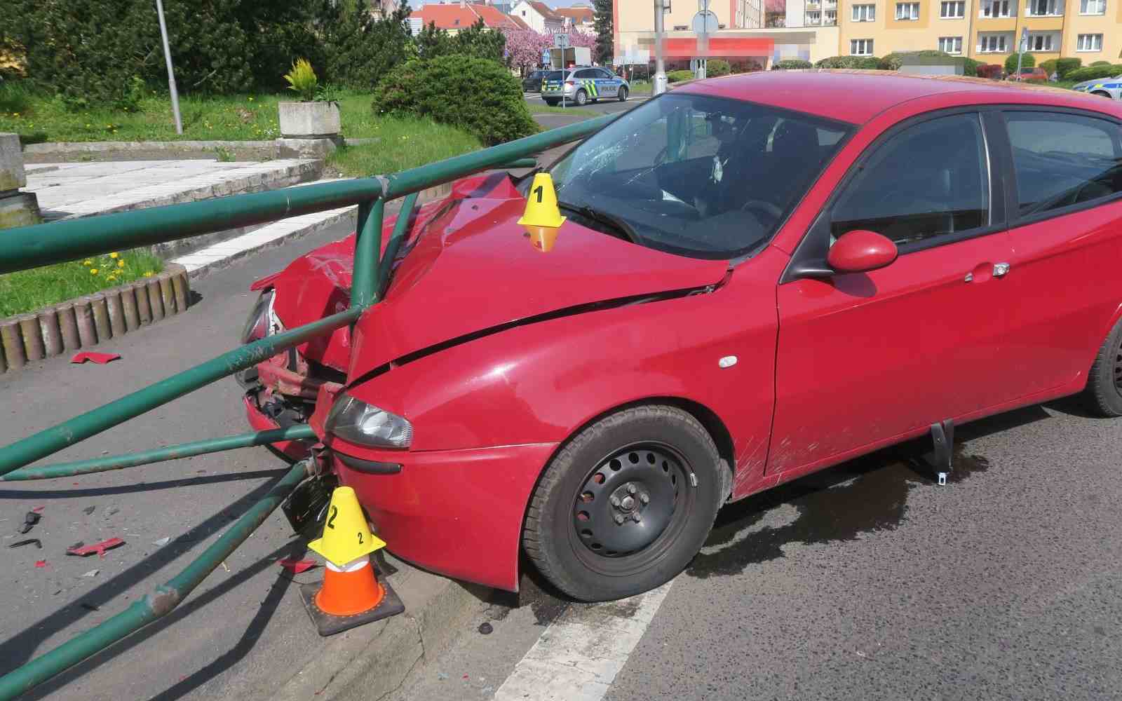 VIDEO: Muž ujížděl policistů z Německa do Čech. Zastavili ho až ochranné rámy