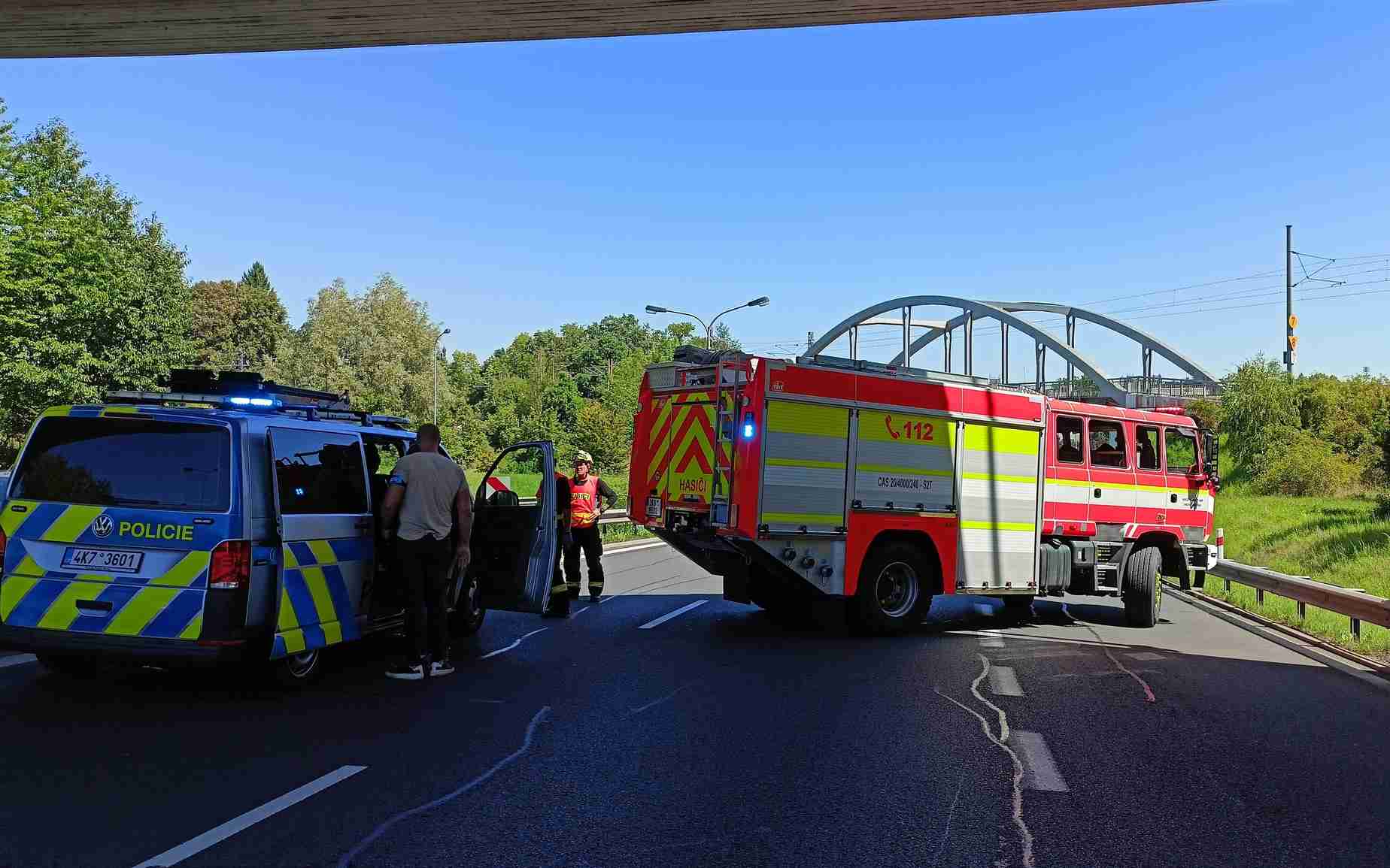 AKTUÁLNĚ: V Karlových Varech zemřel motorkář. Srazil se s náklaďákem