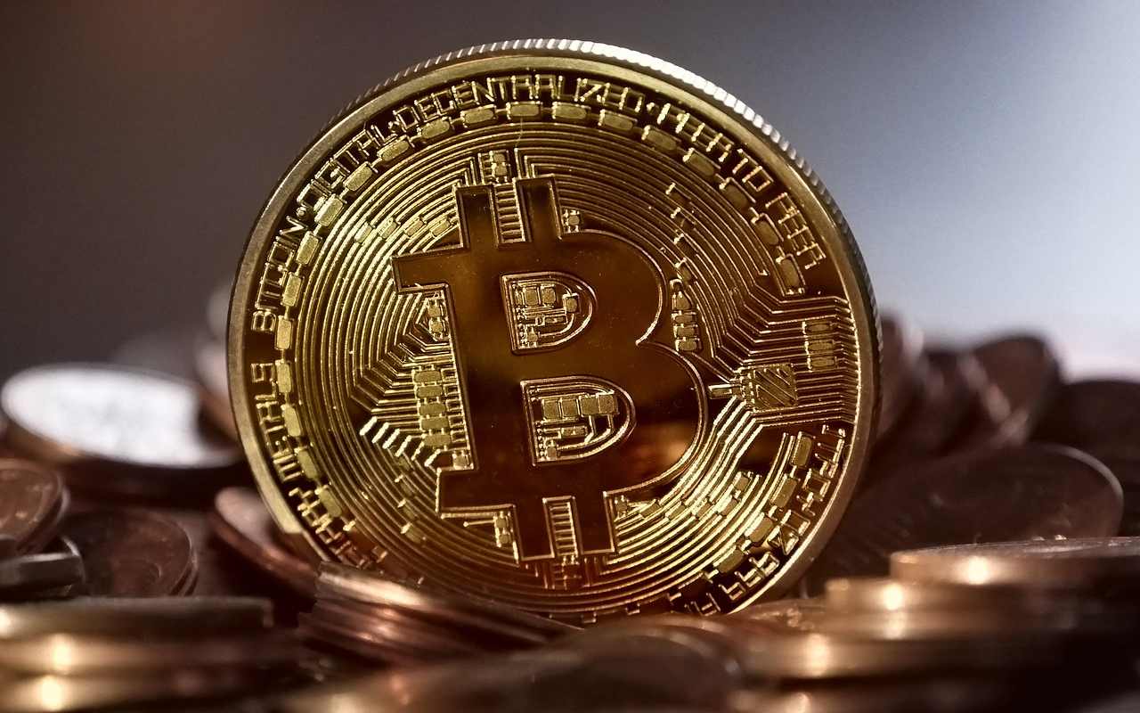 Bitcoin poprvé od června pokořil hranici 30 tisíc dolarů