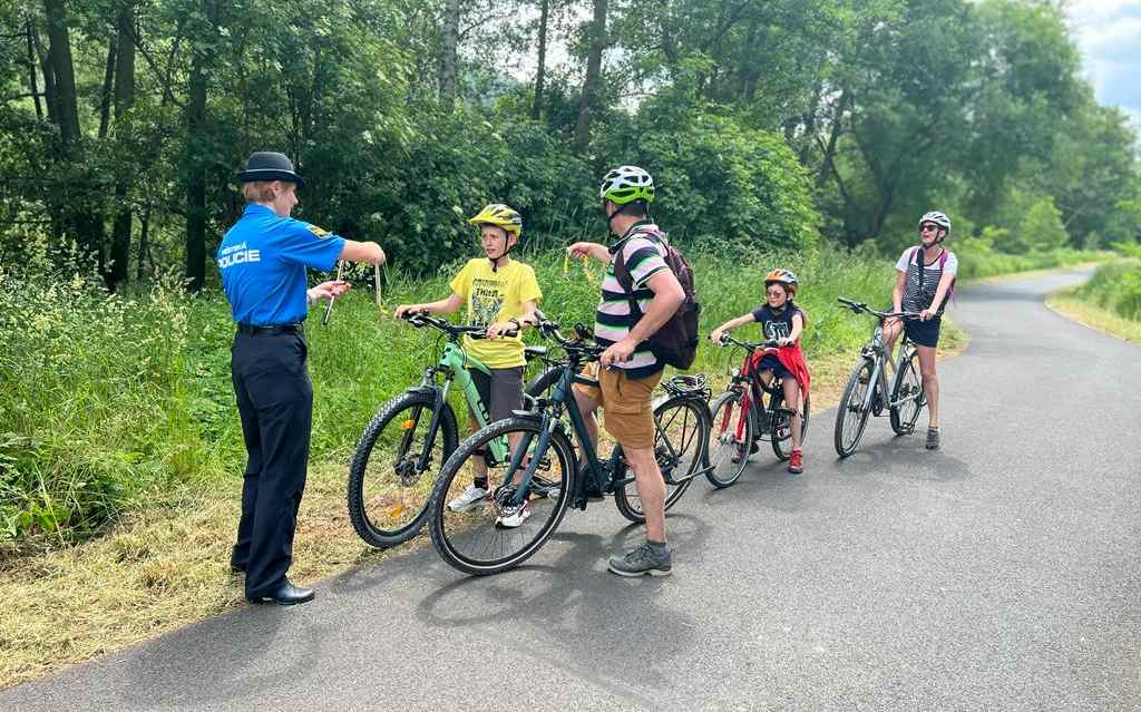 FOTO: Strážníci z Karlových Varů kontrolovali cyklisty. Kdo měl helmu, dostal odměnu