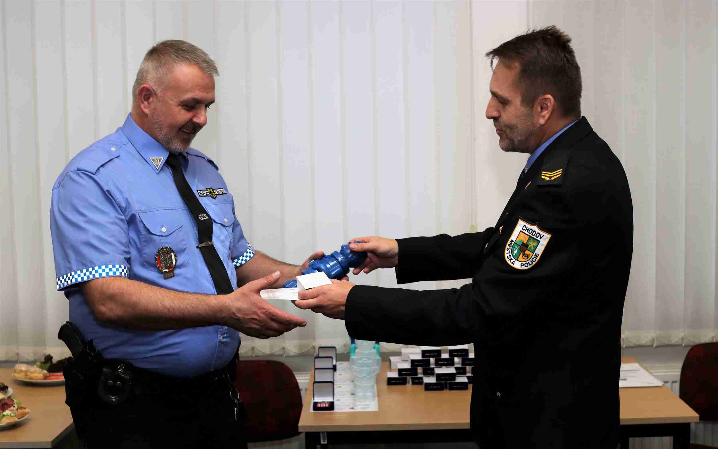 Městská policie v Chodově slouží městu už 30 let. Strážníci - veteráni dostali pamětní stužku za věrnost