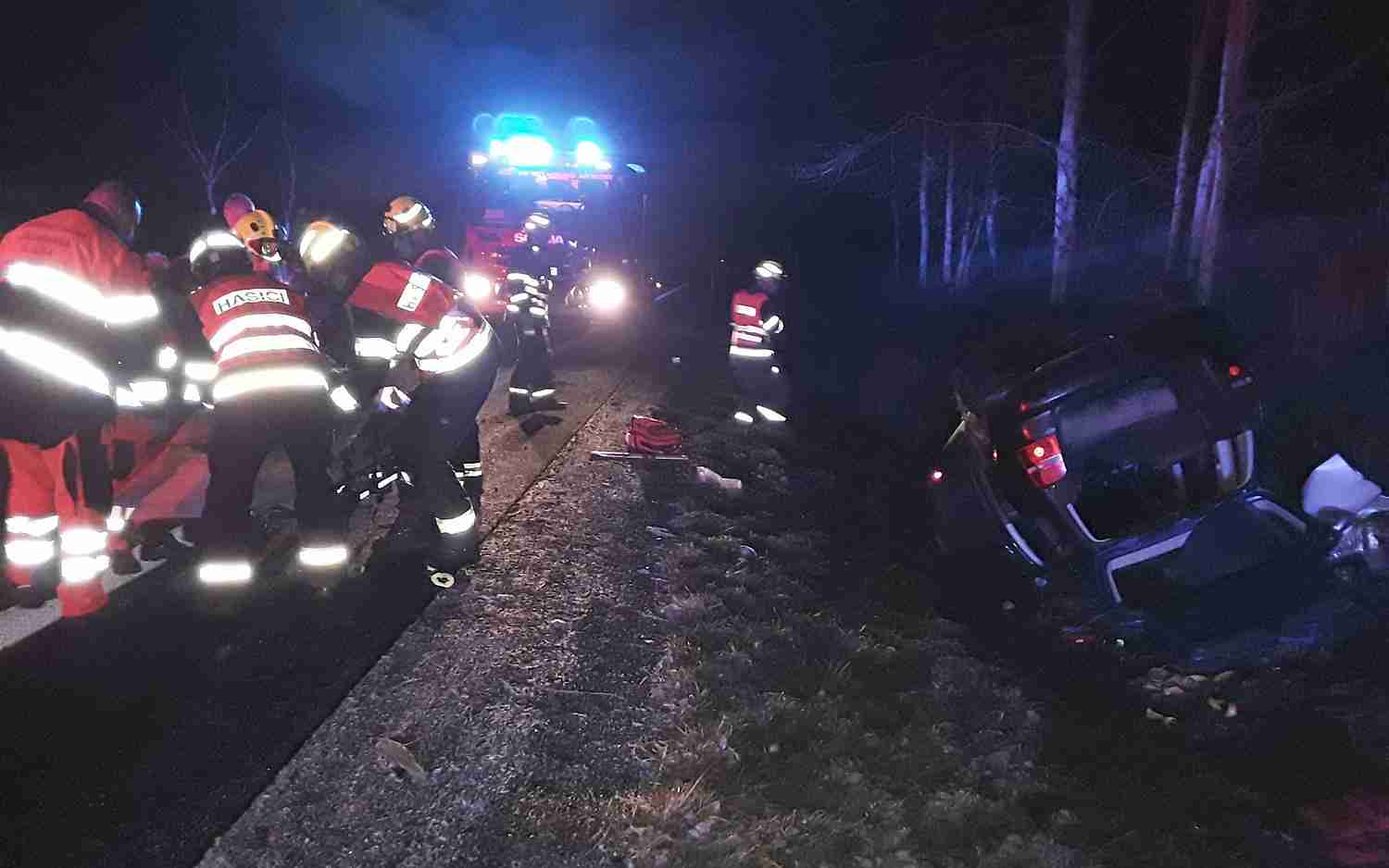 U Staré Vody na Chebsku skončilo auto na střeše. Zůstal v něm zaklíněný řidič