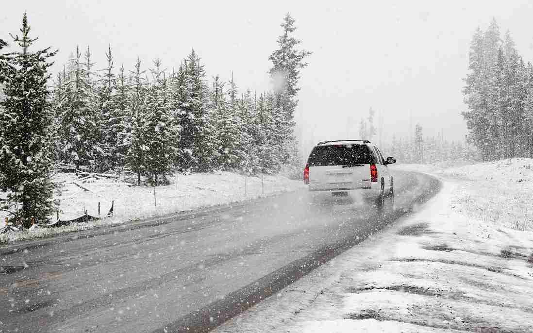PŘEHLEDNĚ: Policie radí, jak se mají řidiči chovat v zimě na silnicích