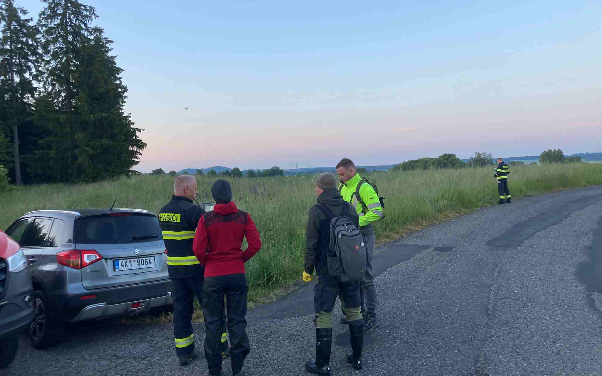 FOTO: Hasiči společně s dobrovolníky monitorují louky. Chtějí ochránit srnčata před sekačkami