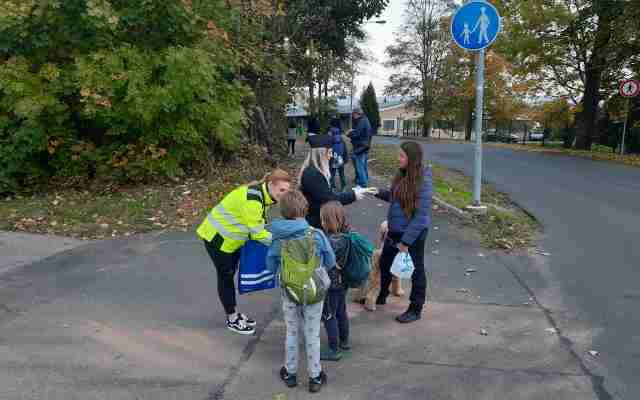 FOTO: V Karlových Varech proběhla policejní akce zaměřená na chodce. Ti dostali reflexní předměty