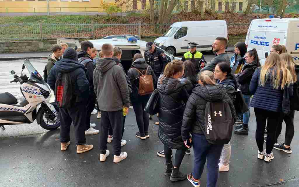 FOTO: Maturanti Trivisu zavítali na městskou policii. Karlovarští strážníci jim přiblížili svou práci