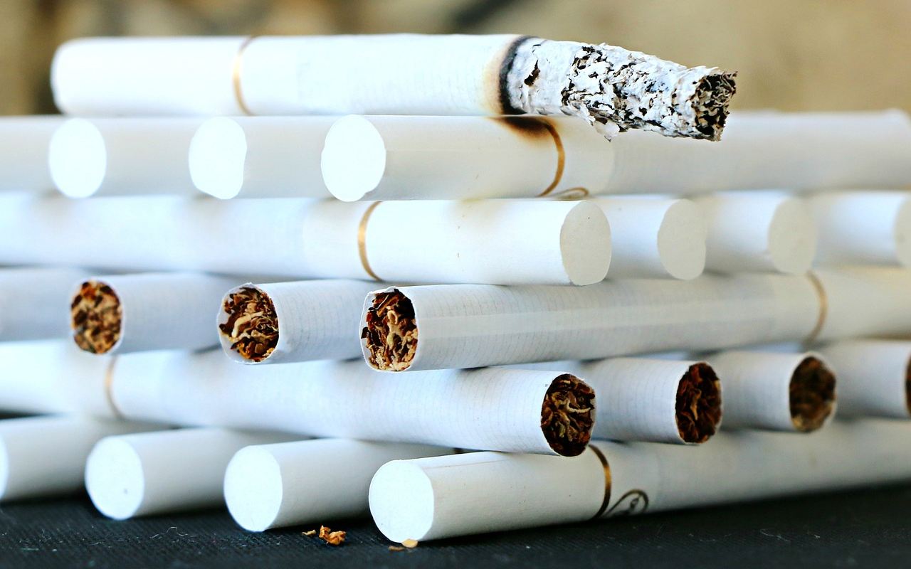 Cigaretoví zloději z Karlovarska: Dvojice postupně ukradla kartóny za tisíce