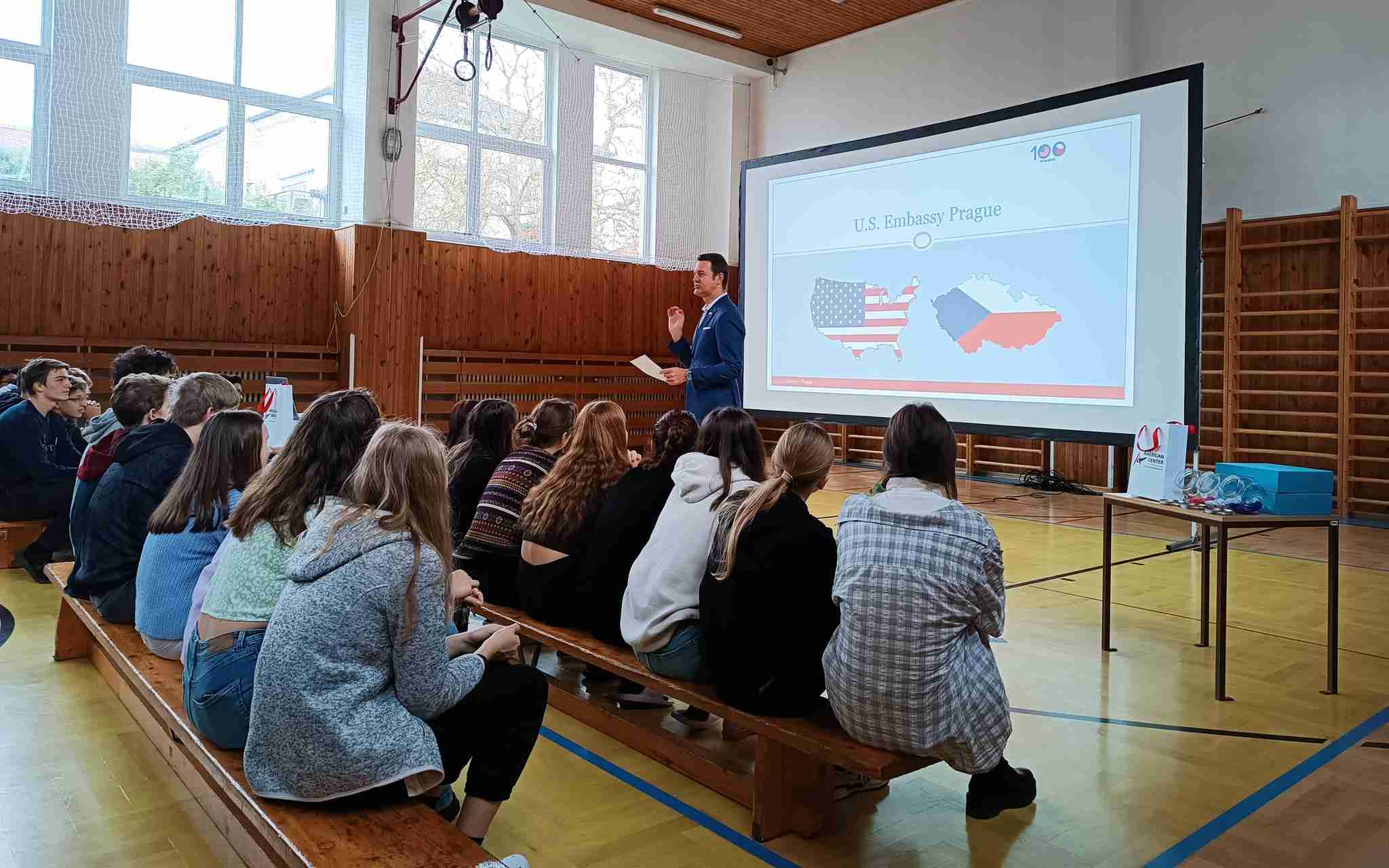 Žáci chebského gymnázia debatovali s americkým diplomatem