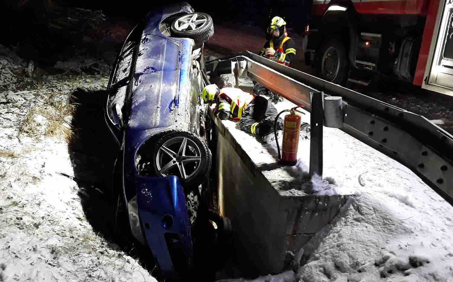 U Mariánských Lázní spadlo auto z mostku. Provozní kapaliny z něj vytékaly do potoka