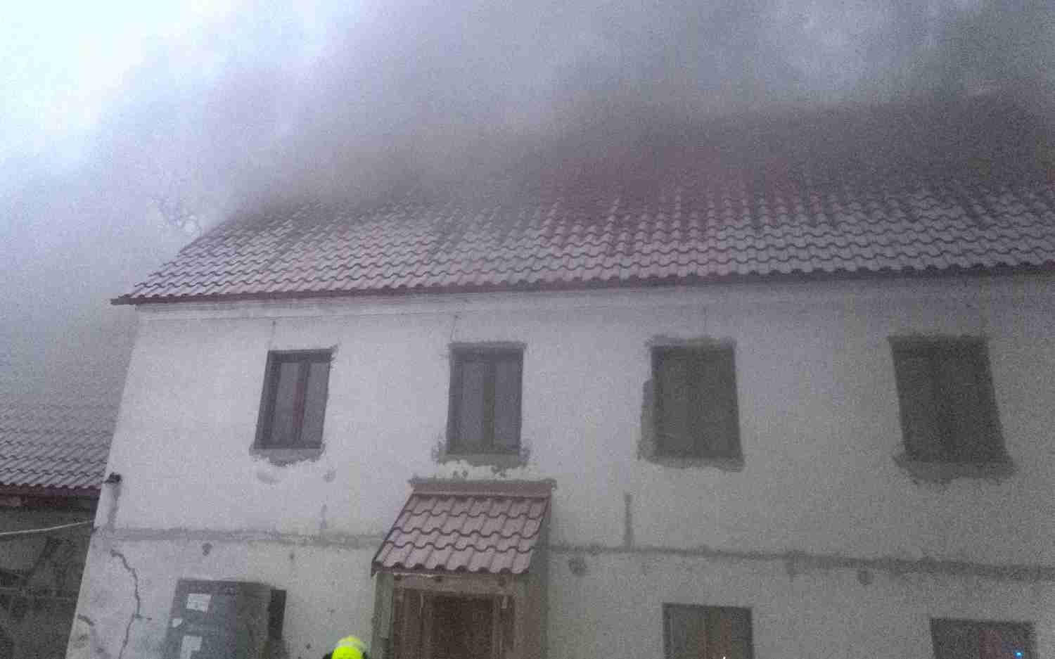 FOTO: V Třebeni hořel dům. Hasičům se podařilo zachránit střechu