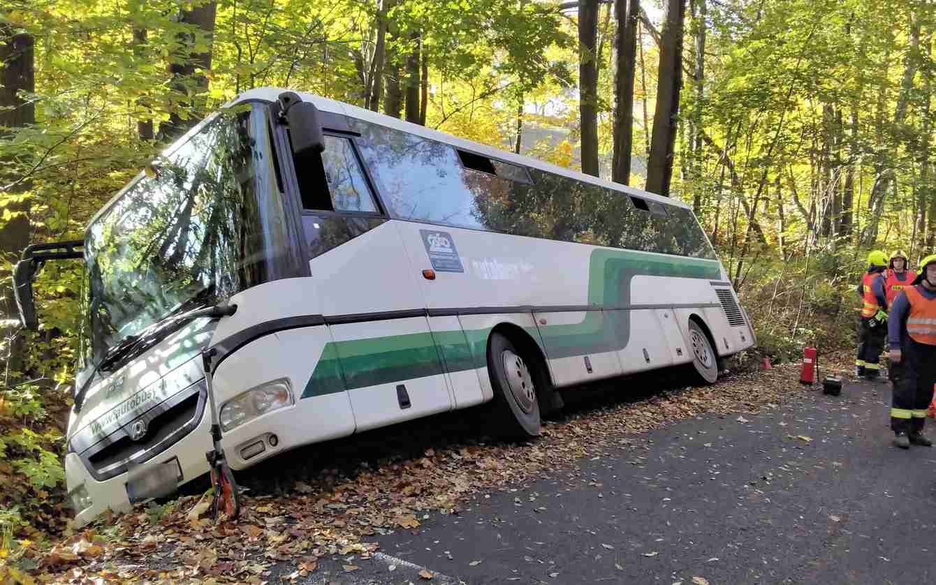 FOTO: Na sokolovsku havaroval autobus. Záchranáři odvezli na vyšetření malé dítě