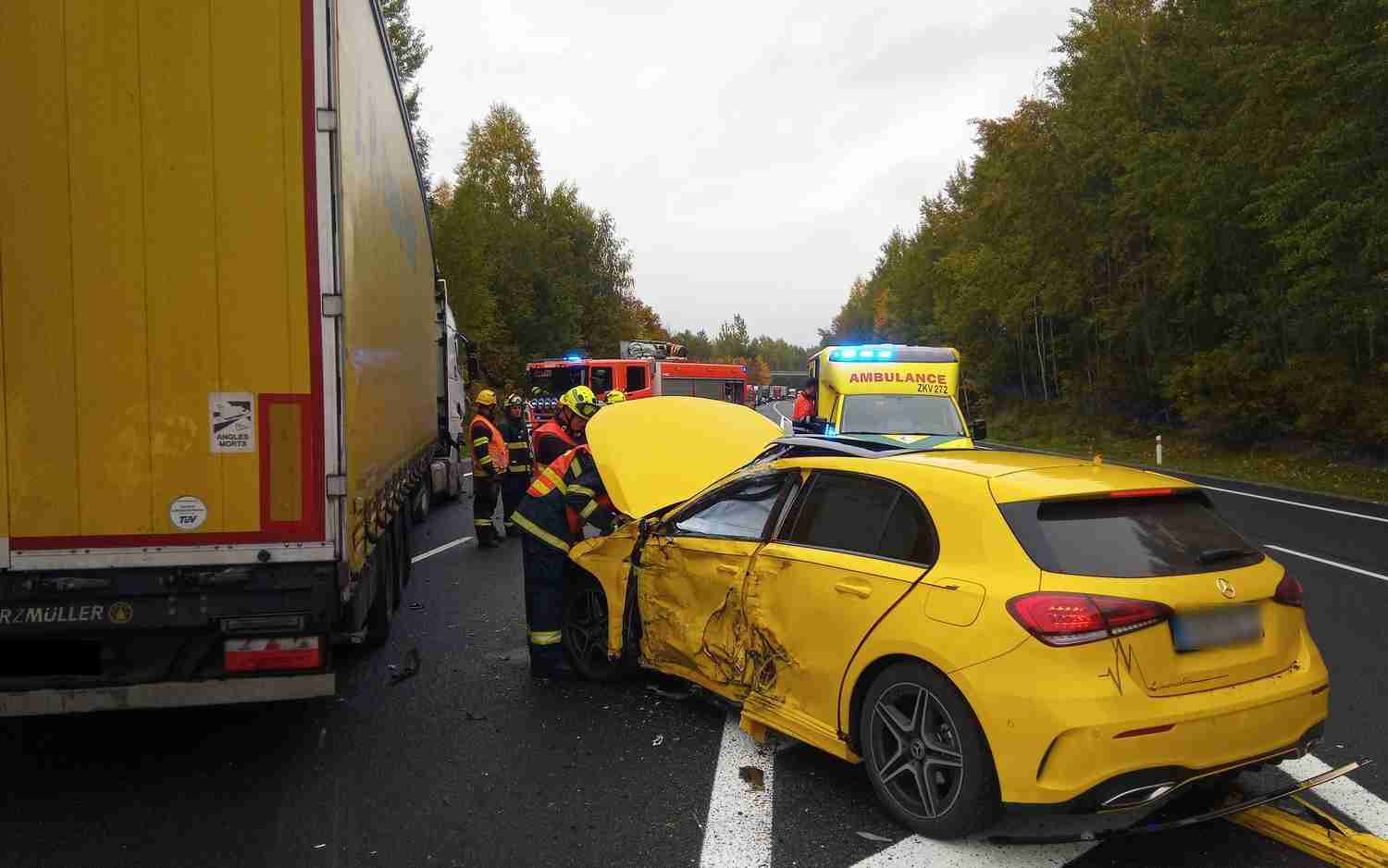 Nehody, požáry, záchrana koček a ztracený senior. Hasiči v Karlovarském kraji řešili o víkendu pět desítek událostí