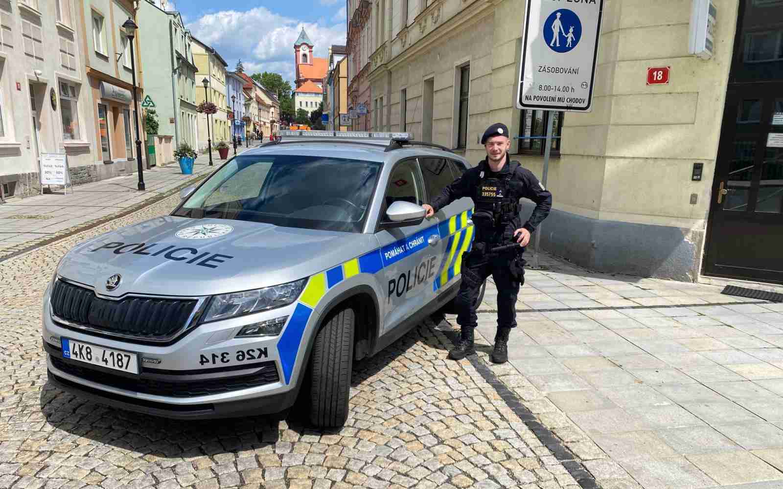 STALO SE: Policista přelezl balkón v osmém patře, aby zachránil život spícímu muži