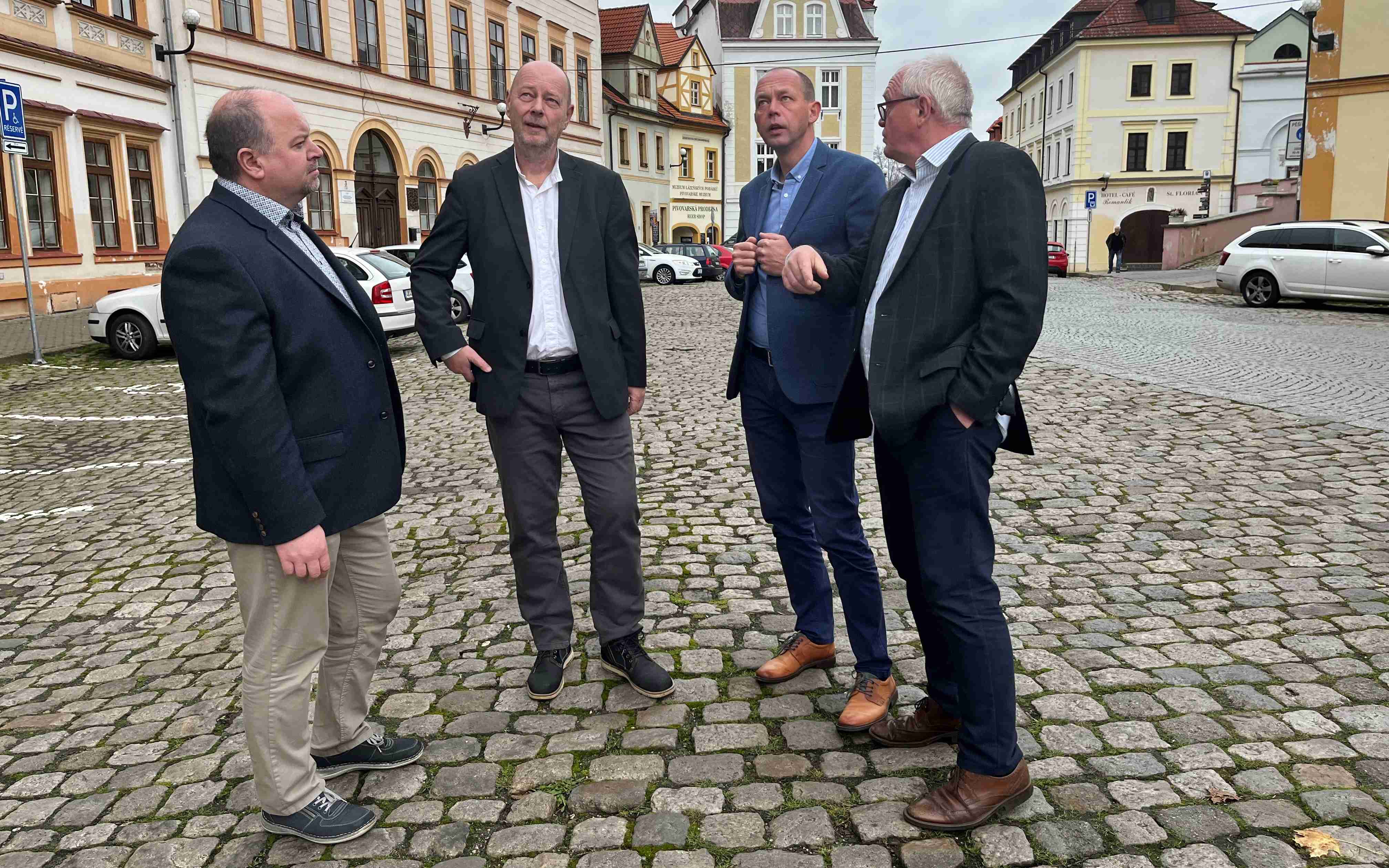 Vedení kraje vyrazilo navštívit další města a obce. V Lokti, Trstěnicích i Vlkovicích se řešila především doprava a stav silnic