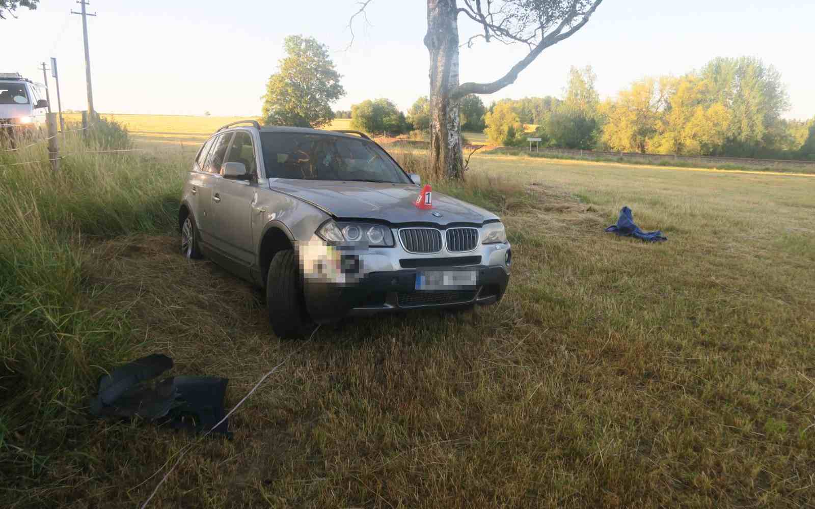 S autem narazil do stromu. Řidič byl zfetovaný a opilý