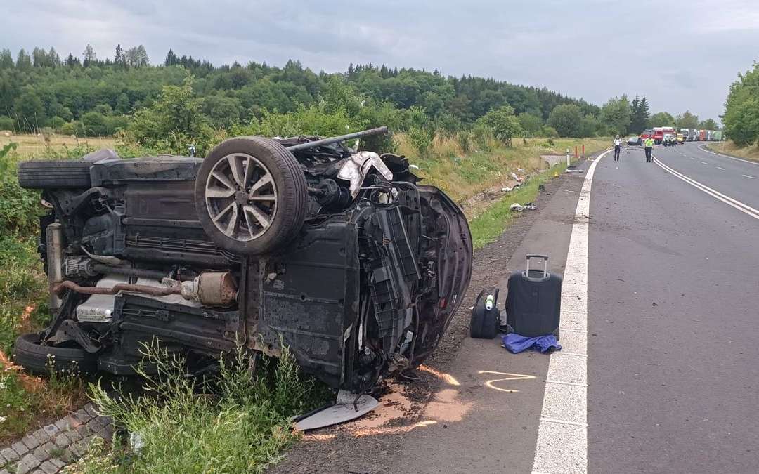 FOTO: U vážné nehody u obce Věrušičky zasahoval záchranářský vrtulník