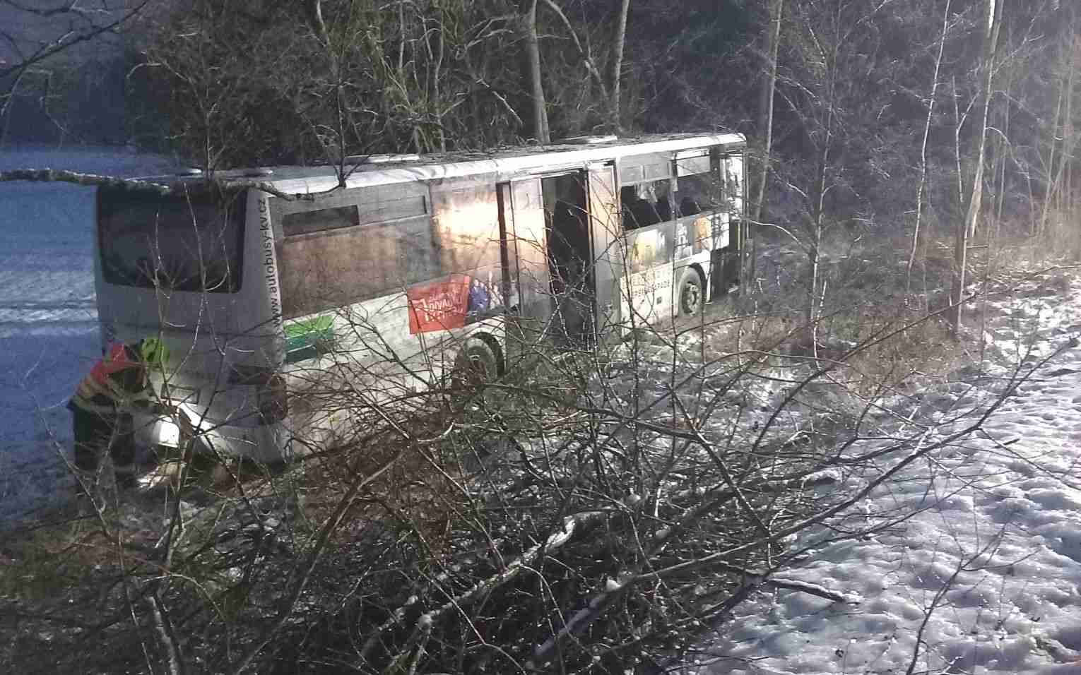 FOTO: Nehoda kvůli ledovce! U Kynšperka nad Ohří sjel autobus ze silnice