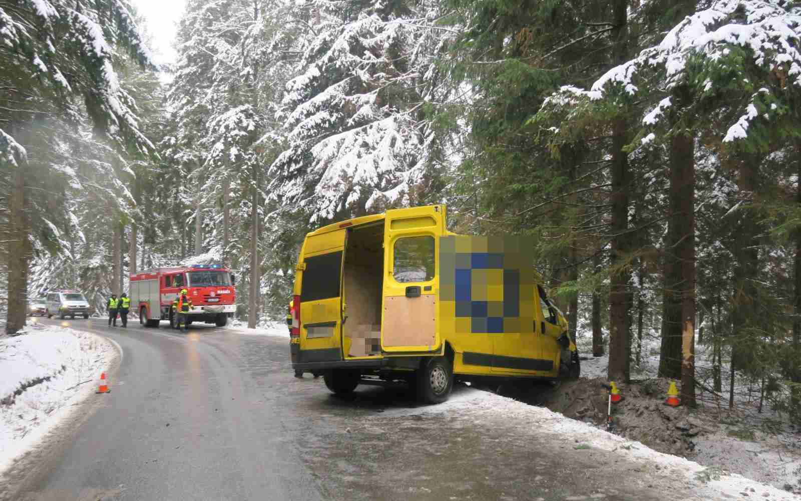 Zledovatělé silnice komplikují stále dopravu. Policisté řešili od včera tři desítky nehod