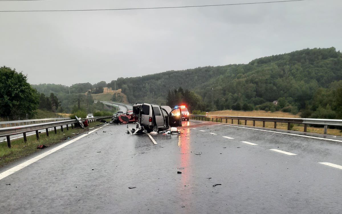 AKTUÁLNĚ: Dvě nehody zastavily dopravu na D6. Na místě bylo několik zraněných