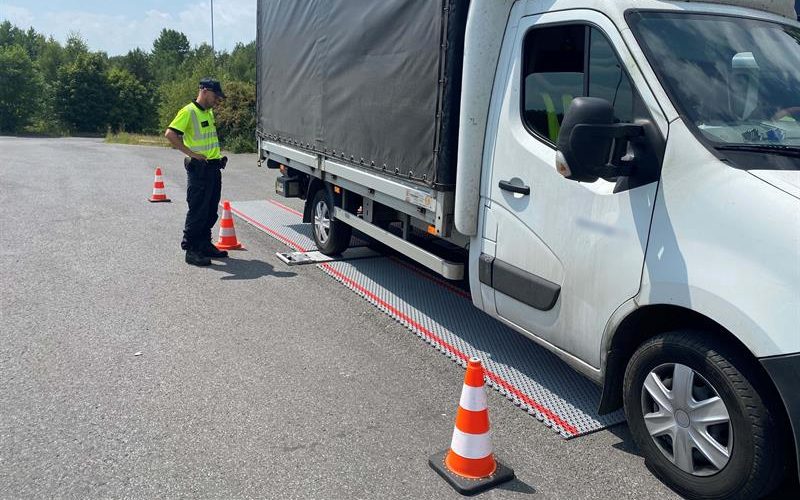 Nakládní auto přetížené o více než tři tuny! Celníci provádějí kontrolní vážení i o prázdninách