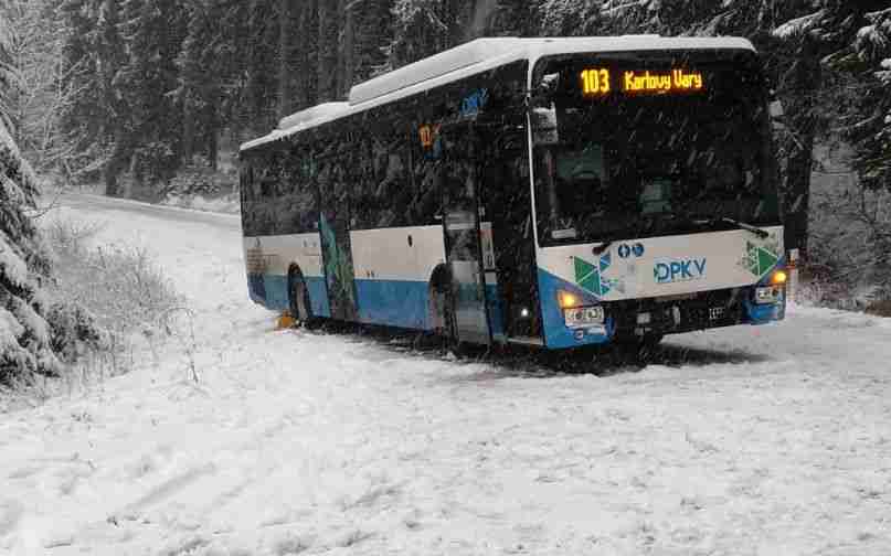 FOTO: U Potůčků havaroval autobus. Nezvládl jízdu na zasněžené silnici