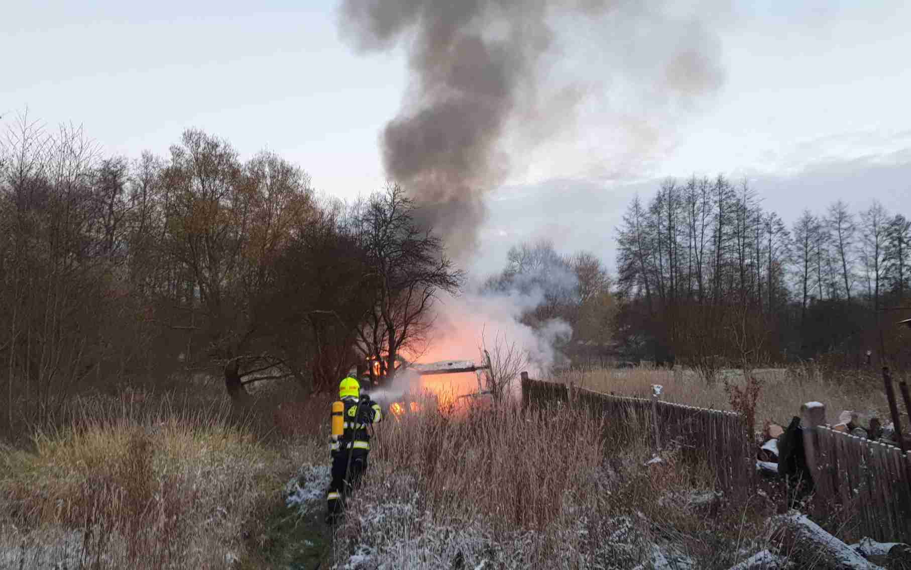 FOTO: U Hájku na Karlovarsku hořel karavan. Uvnitř byly tlakové láhve