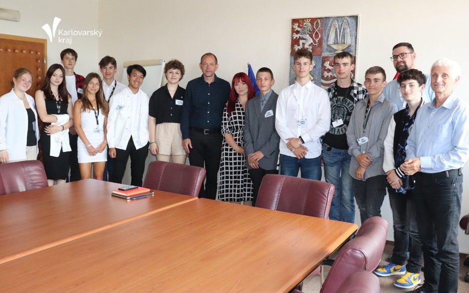Zástupci vedení kraje debatovali se členy studentského parlamentu z Aše