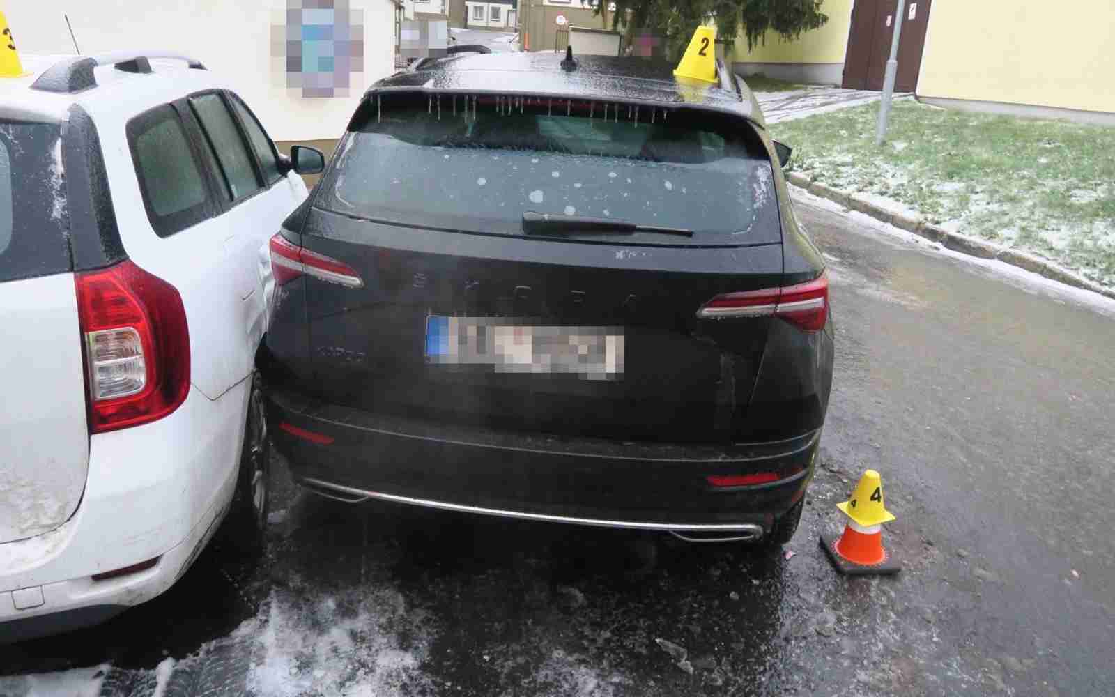Mladá řidička nezvládla projet zatáčku, nabourala tři auta 