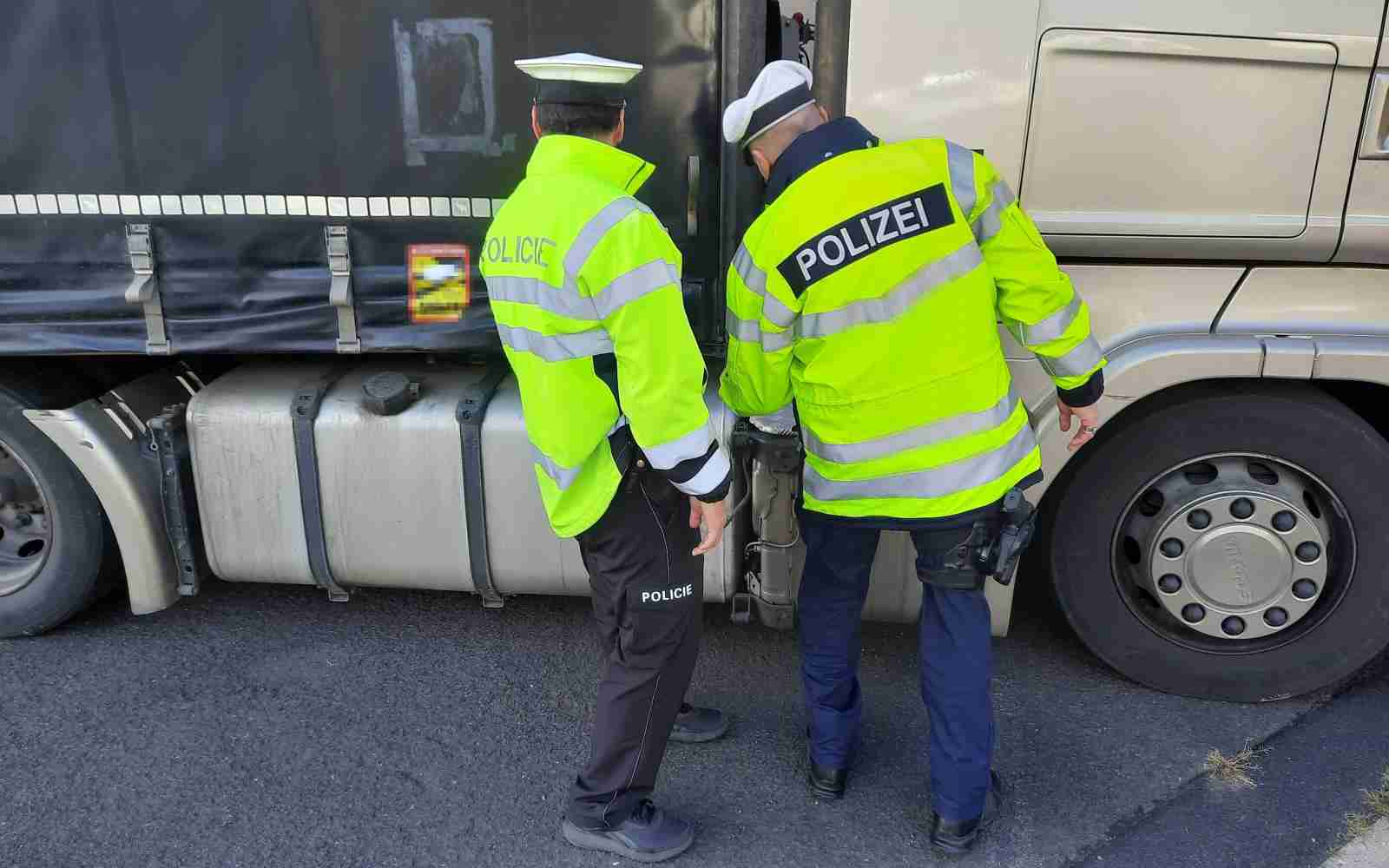 FOTO: Policisté na Karlovarsku kontrolovali řidiče. Do akce se zapojili i jejich němečtí kolegové