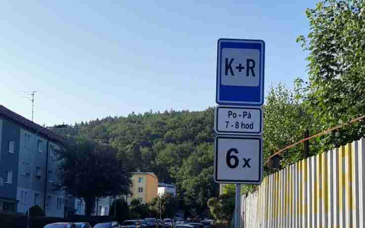 U školy v Tuhnicích v Karlových Varech byla vytvořena parkovací stání K+R